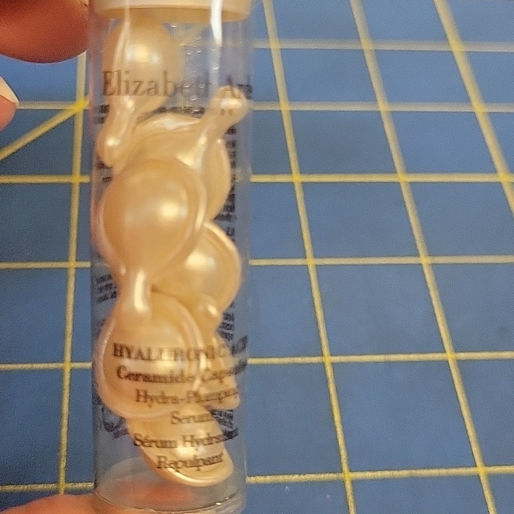 Elizabeth Arden Pearl-Toned Hyaluronic Acid Ceramide Capsules 3.2ml Tube